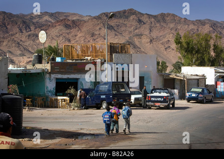 Tre bambini wallking sulla strada, Dahab, Egitto Foto Stock