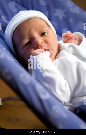 Un bambino in bianco tuta del sonno Foto Stock