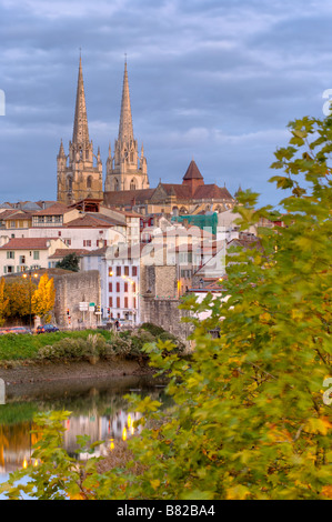 Nive river e la cattedrale di Bayonne Pays Basque Francia Foto Stock