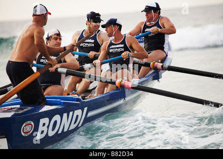 Surfboat concorrenza sul Bondi Beach Foto Stock