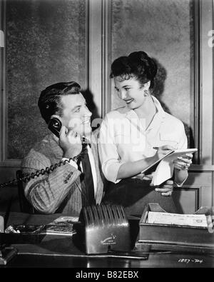 Richard Egan Richard Egan Richard Egan sur le tournage sul set avec sa sténographe 'kay Reid' meurtres sur la 10eme avenue, macellazione su Tenth Avenue / meurtres sur la dixième avenue Anno: 1957 USA Direttore: Arnold Laven Foto Stock