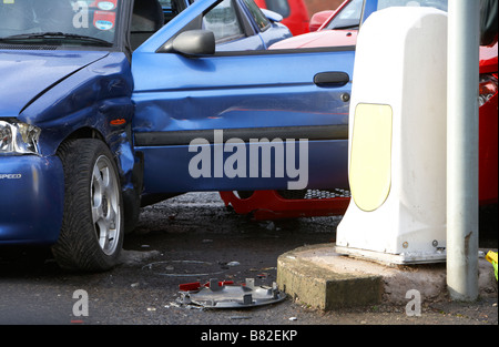 Conseguenze di un incidente stradale che coinvolge due vetture e un semaforo con un isola bollard in Irlanda del Nord Regno Unito Foto Stock