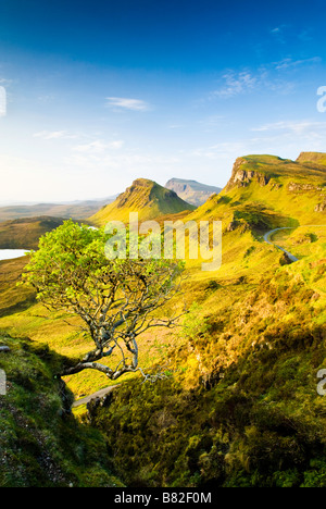 La Quiraing sull'Isola di Skye agli inizi di maggio come il sole sorge e dipinge il paesaggio in una bella luce calda Foto Stock