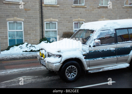 4x4 auto coperto di neve Foto Stock