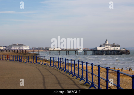 La promenade e Eastbourne Pier in East Sussex Regno Unito GB Foto Stock