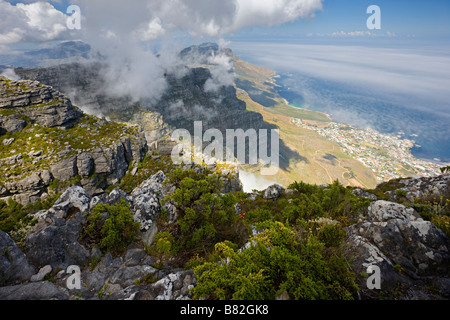 Vista panoramica guardando verso il basso dalla sommità della montagna della tavola su Cape Town, Sud Africa Foto Stock
