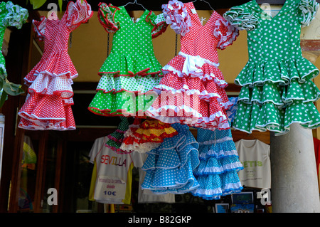Bambini tradizionali abiti di flamenco visualizzati al di fuori del negozio, Siviglia, Spagna. Foto Stock