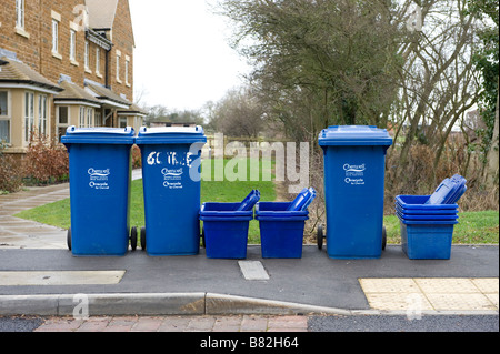 Una fila di riciclaggio domestico impennarsi in contenitori e scatole di raccolta in Oxfordshire Foto Stock