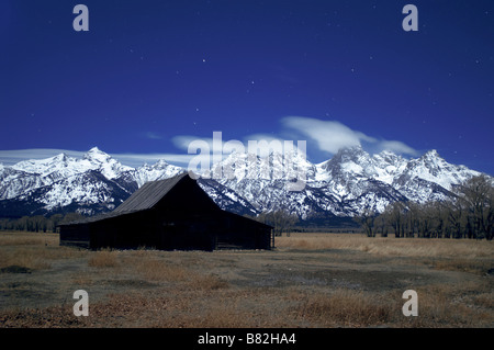 Horse Barn Grand Tetons Mountain Range Wyoming durante la notte di luna piena luce sulle Montagne Rocciose Horiztonal Hort Foto Stock