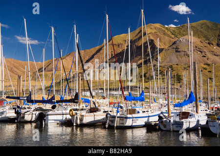 Barche a vela in scivola all'interno del grande lago salato Marina con le montagne Oquirrh in background Foto Stock
