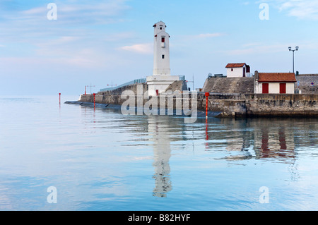 Ingresso del porto di Saint Jean de Luz Pays Basque Francia Foto Stock