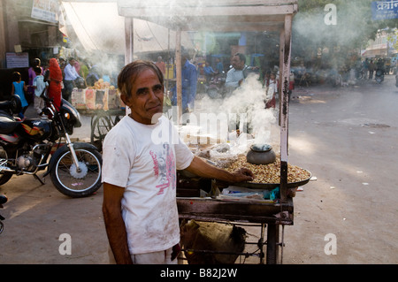 Gustose arachidi in vendita in una strada trafficata in India. Foto Stock