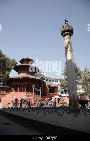 Chyasin Dega in Durbar Square Kathandu. Re Prata Malla la colonna in primo piano Foto Stock