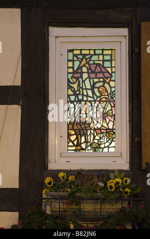 Illuminato nella finestra di Natale con la scena della natività durante il tempo di avvento di notte Alsace Francia Foto Stock