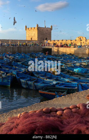 Piccole barche nel porto di essaouira marocco Foto Stock