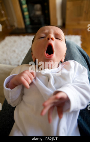 Un bambino a sbadigliare . Foto Stock