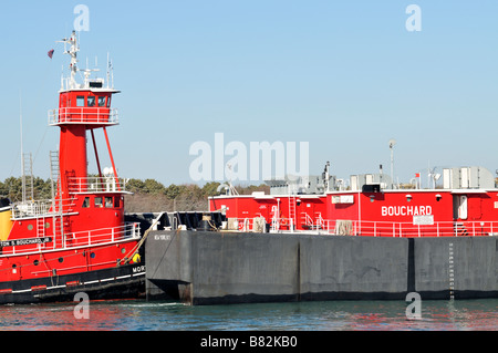 Bouchard trasporto nuova ricerca red rimorchiatore spinge l'olio combustibile barge attraverso il canale di Cape Cod acqua in Massachusetts, STATI UNITI D'AMERICA Foto Stock