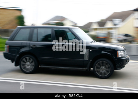 Una Range Rover è condotto lungo London Road a Rayleigh Essex. Foto Stock