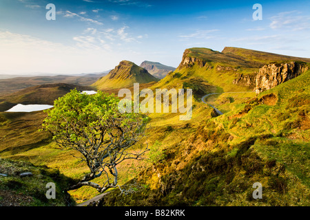 La Quiraing sull'Isola di Skye agli inizi di maggio come il sole sorge e dipinge il paesaggio in una bella luce calda Foto Stock