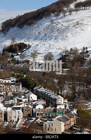 Strade a schiera nella città di sei campane nel Galles del sud delle valli in inverno Wales UK Foto Stock