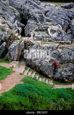 Persone, turisti, gruppo di tour, ruderi, Kenko, città capitale, Cuzco, Provincia di Cuzco, Perù, Sud America Foto Stock