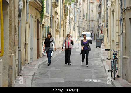 Tre ragazze in un vicolo del centro storico di Montpellier, Languedoc Roussillon, Francia, Europa Foto Stock