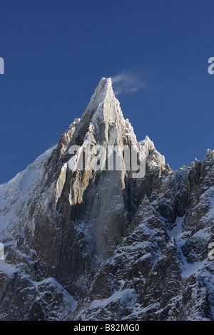 Snow-capped Aiguille Verte, sulle Alpi francesi, con neve essendo portati via dal vento Foto Stock
