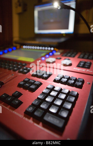 Console di illuminazione per il concerto di lighting design, lighting designer studio Foto Stock