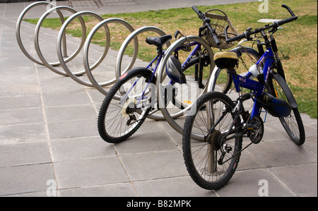 Bycycles parcheggiate nel parcheggio cremagliera Melbourne Victoria Australia Foto Stock