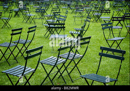 Un campo di sedie vuote in Bryant Park di New York City, NY USA (per solo uso editoriale) Foto Stock