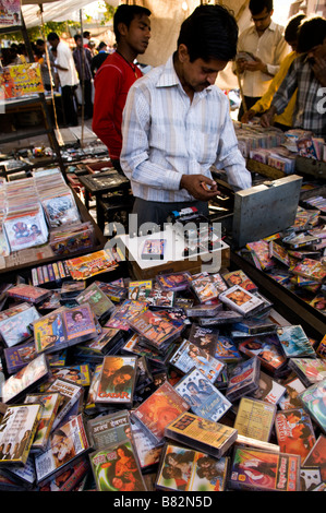 Bollywood colonne sonore di film in vendita in un mercato locale in India. Tutti questi nastri sono parte del mercato nero dell'industria. Foto Stock