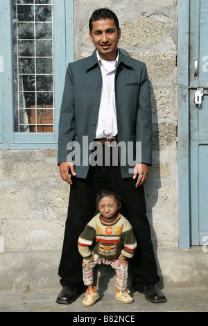 "Diciottenne Khagendra Thapa Magar i mondi più piccolo uomo". Foto Stock