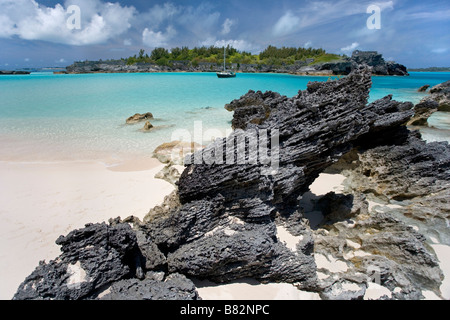 Una crociera in barca a vela si appoggia all'ancora in Castle Harbour sul Bermuda s east coast una piccola spiaggia su Charles Island in primo piano Foto Stock