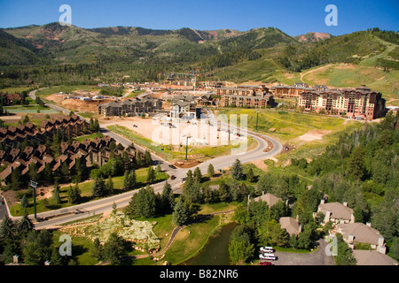 Antenna vista estiva del Canyon Ski Resort adiacente al parco nella città di Wasatch Mountains settentrionali della Utah Foto Stock