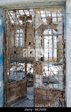 Visualizzare tramite l'Agios Nicolas (Alasa) chiesa nella zona allagata vicino Kouris diga attraverso finestra. Cipro del Sud Foto Stock