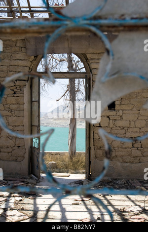 Visualizzare tramite l'Agios Nicolas (Alasa) chiesa nella zona allagata vicino Kouris diga attraverso finestra. Cipro del Sud Foto Stock