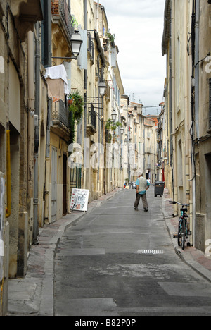 Uomo in una via tranquilla del centro storico di Montpellier, Languedoc Roussillon, Francia, Europa Foto Stock