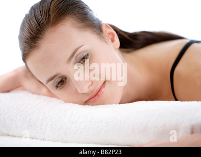 Giovane donna appoggiata in camera da letto close up Foto Stock