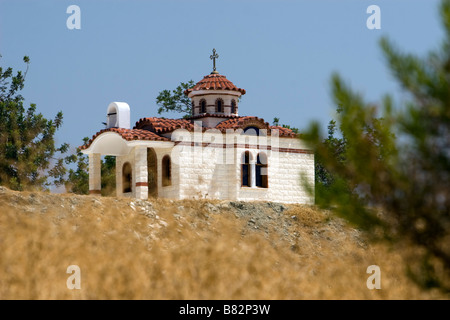 Vista del nuovo Agios Nicolas (Alasa) Chiesa situata nei pressi di sommerso uno vecchio in Kouris Dam area. Cipro del Sud Foto Stock