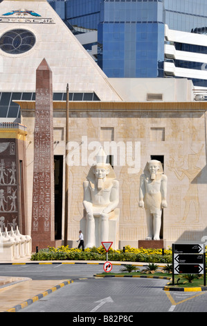 Dubai parte di Wafi City complex noto anche come la piramide include i centri commerciali per lo shopping di tutti con architettura egizia tema Foto Stock