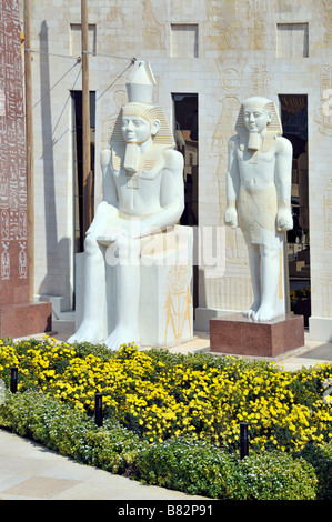 Dubai parte di Wafi City complex noto anche come la piramide include i centri commerciali per lo shopping di tutti con architettura egizia tema Foto Stock