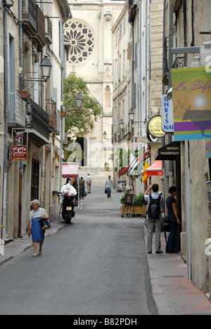 Strada stretta con le persone nel centro storico della città vecchia di Montpellier, Languedoc Roussillon, Francia, Europa Foto Stock