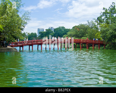 Rising Sun Huc ponte sopra il Lago Hoan Kiem Hanoi Vietnam JPH0175 Foto Stock