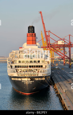 Queen Elizabeth 2 QE2 QEII ex nave da crociera Cunard Liner Port Rashid Dubai in attesa di conversione al museo galleggiante dell'hotel 2009 Emirati Arabi Uniti Foto Stock