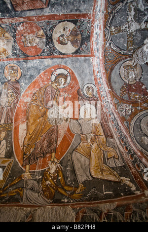 Doni al re ma gli occhi scavata. Arance vibranti e blues evidenziare le scene rappresentate nel soffitto della Tahtali Kilise Foto Stock