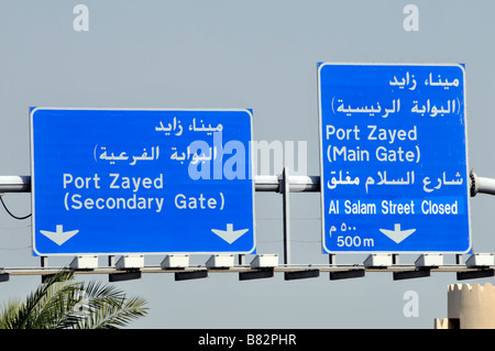 Abu Dhabi bilingue blu tipo autostradale segno sul gantry sopra la strada Foto Stock