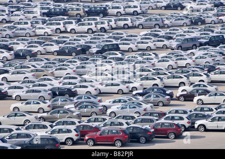 Abu Dhabi guardando verso il basso sulla banchina di storage di importazione di autovetture nuove in attesa di distribuzione Foto Stock