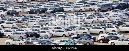 Abu Dhabi guardando verso il basso sulla banchina di storage di importazione di autovetture nuove in attesa di distribuzione Foto Stock