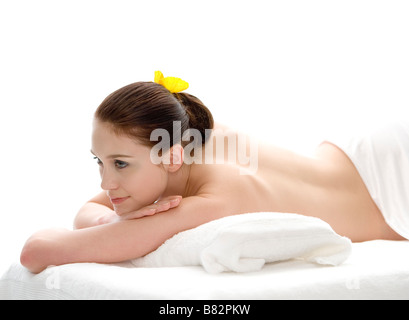 Giovane donna giacente nella camera da letto fino alla cintura Foto Stock