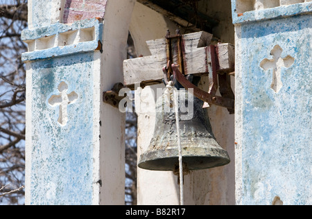 Vista ravvicinata della torre campanaria vecchio arrugginito bell di Agios Nicolas (Alasa) Chiesa vicino Kouris Dam. Cipro del Sud Foto Stock